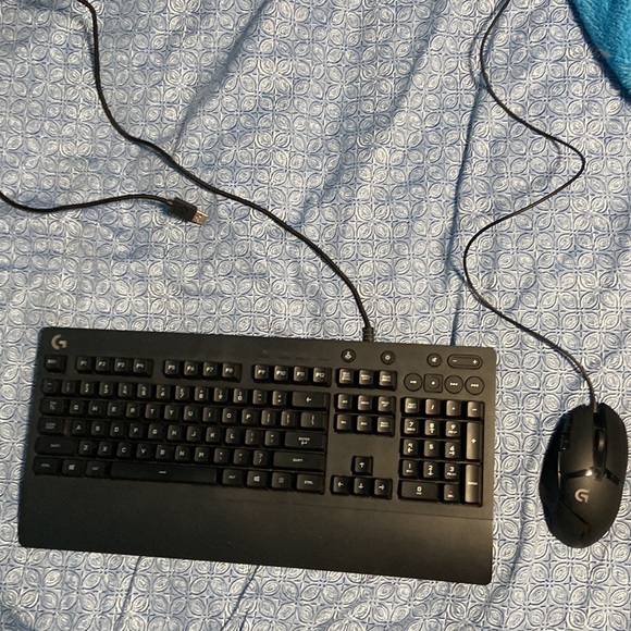 Logitech Keyboard (100%) and Mouse (Keyboard & Mouse light up) - Picture 11 of 11